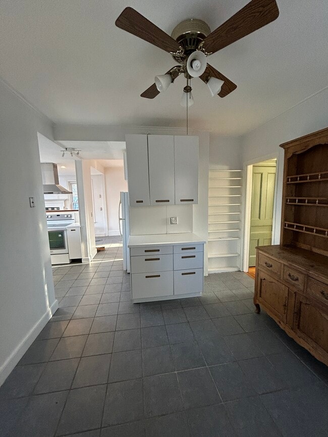 Building Photo - 82 Elm St