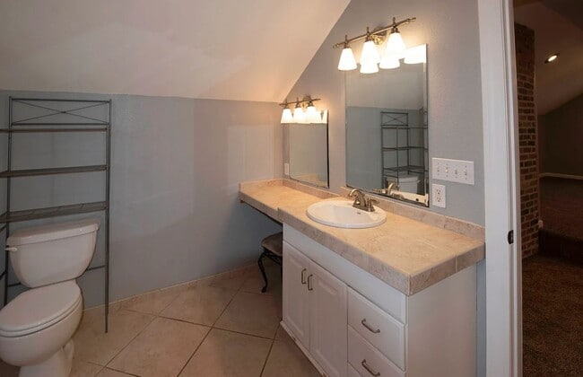 Building Photo - 3 bedroom/2 bath house