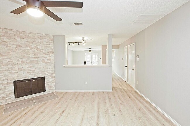 Building Photo - 1379 Honeysuckle Ln
