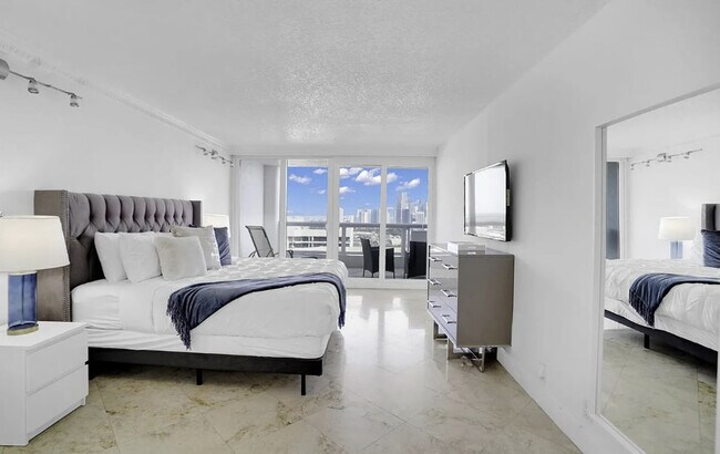 Building Photo - 1717 N Bayshore Dr