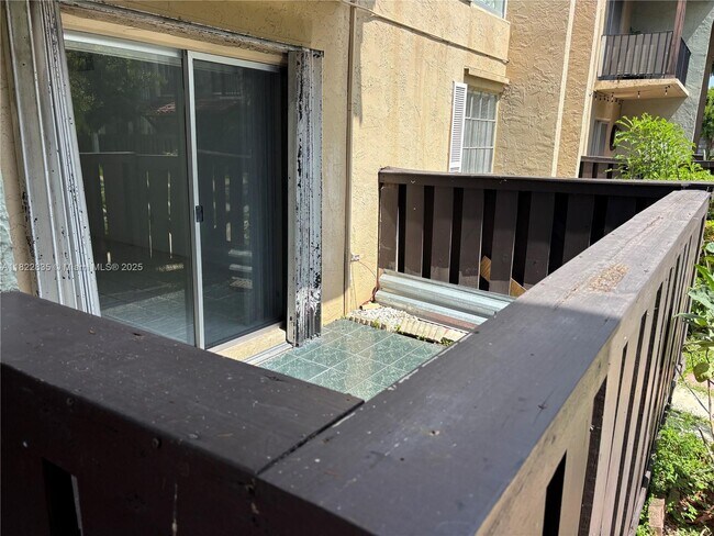 Building Photo - 10790 N Kendall Dr