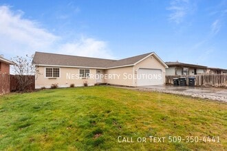 Building Photo - 1038 S Skyline Dr