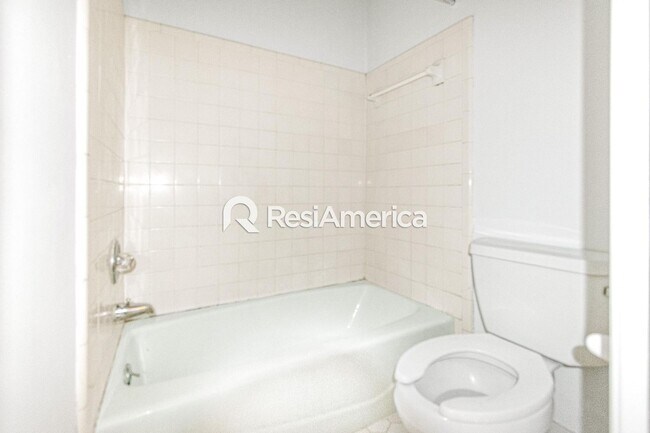 Building Photo - Newly Renovated 3/2 in a Quiet Neighborhood