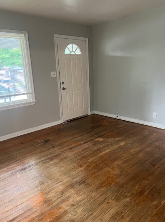 Building Photo - Spacious Two Bedroom Duplex Near MLK and 3...