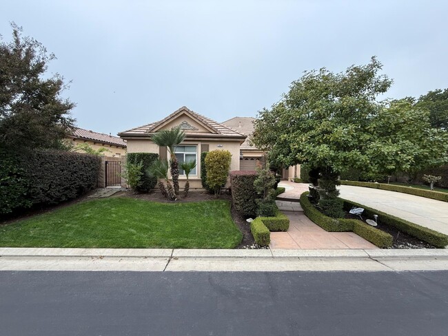 Primary Photo - 10637 N Lochmoor Ln