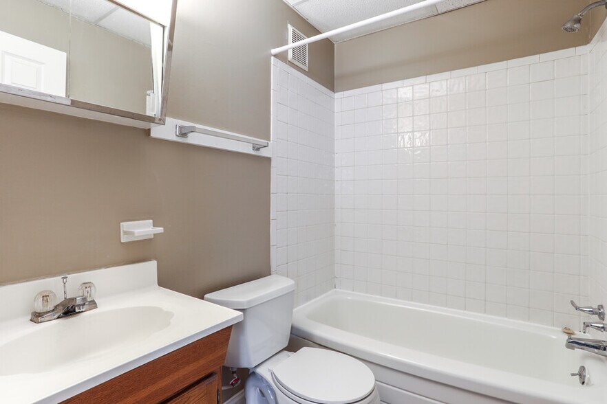 Building Photo - 3 E Central Ave