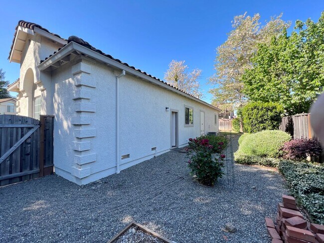 Building Photo - 3 Bedroom, 2 Bathroom Popular North Napa Rancho Las Flores Area
