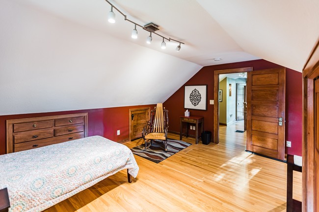 Bonus Guest Loft - 2 single beds for visiting guests - 920 6th Ave SE