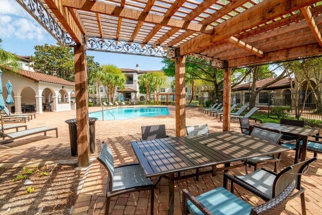 Building Photo - 2840 Shadowbriar Dr