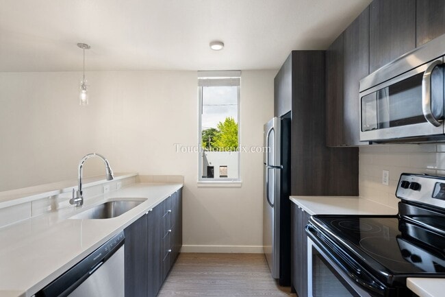 Building Photo - Contemporary 2 BD | 1.5 BA Apartment in The Heart of Northeast Portland