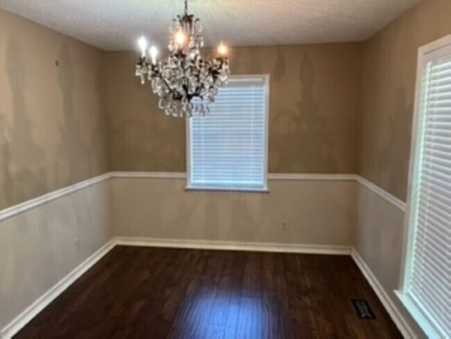 Building Photo - 3 Bedroom, 2 Bath home.