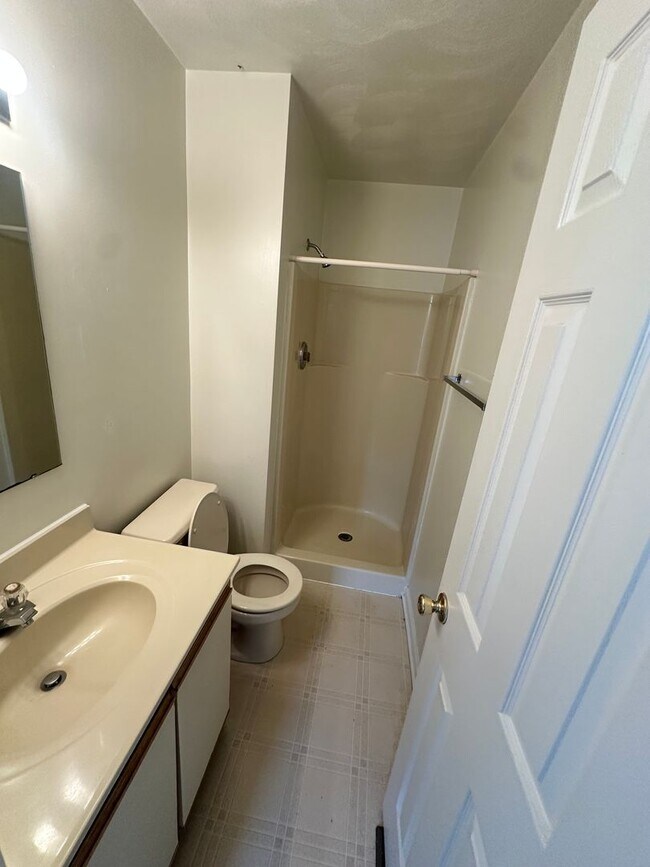 Building Photo - 3 Bed - 3Bath with Den