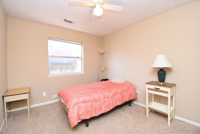 Building Photo - 14915 Willow Hearth Dr