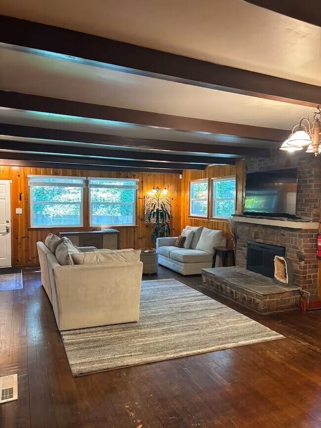 Building Photo - Vintage 5 bedroom Home with Three Car Garage