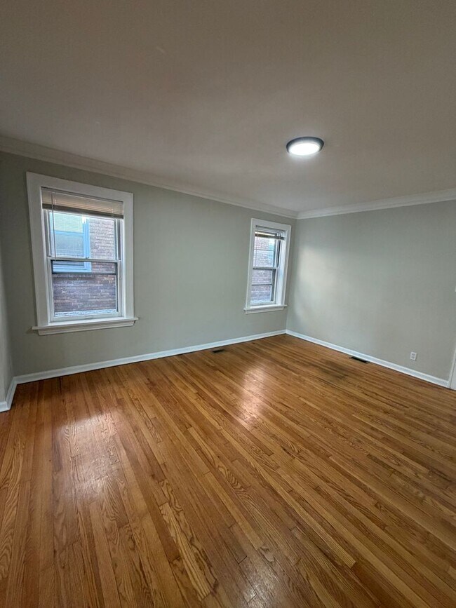 Building Photo - 5041 Lindenwood Ave