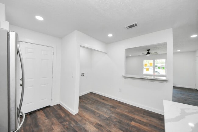 Building Photo - 5911 Easter St