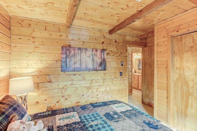 Building Photo - Adorable 2 bed / 1 bath Log Cabin