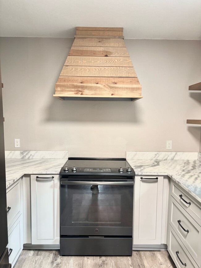 Building Photo - 2121 Oakstream Ave