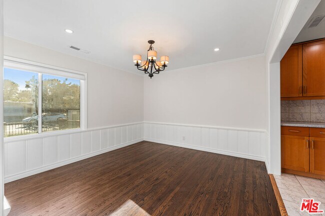 Building Photo - 6932 Mammoth Ave