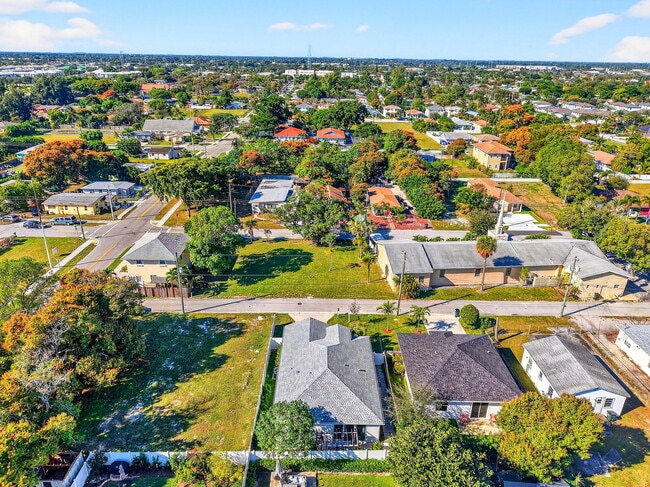 Building Photo - 341 Oak Aly