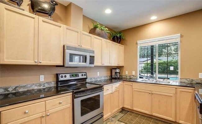 Building Photo - Tranquil Top-Floor Condo in Issaquah's Tan...