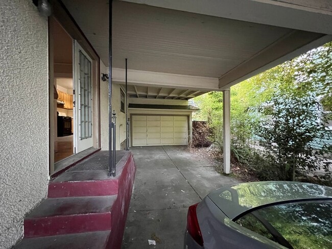 Building Photo - Charming and Spacious 4 Bed, 2.5 Bath Home near Downtown