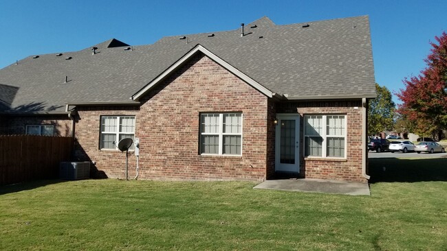 Building Photo - 4 bed 2.5 bath townhome with 2 car garage