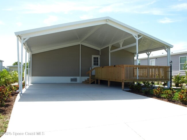 Building Photo - 709 Lark Dr