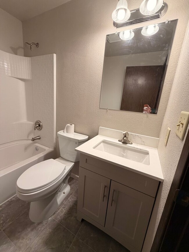 Building Photo - 2-Bedroom Townhouse style apartment