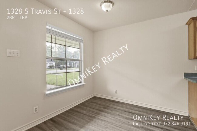 Building Photo - 1328 S Travis St
