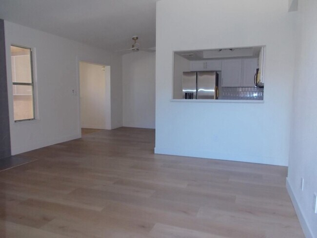Building Photo - Elegant upstairs condo with modern upgrades and private balcony.