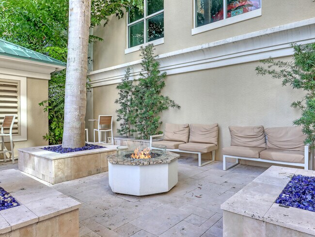 Building Photo - 700 E Boynton Beach Blvd