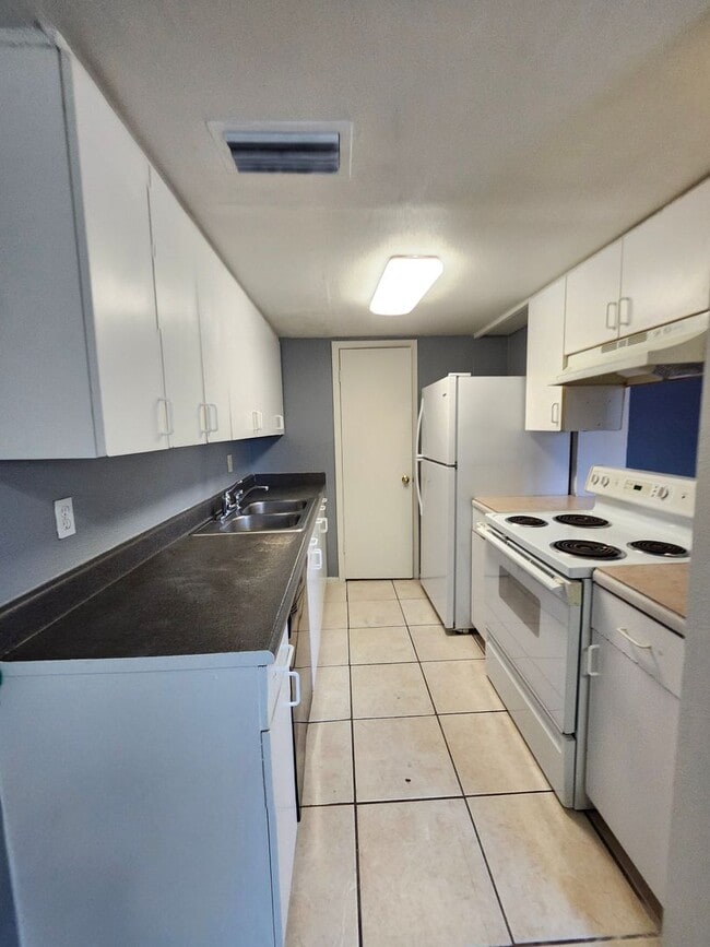 Building Photo - Charming 2-Bedroom Townhome