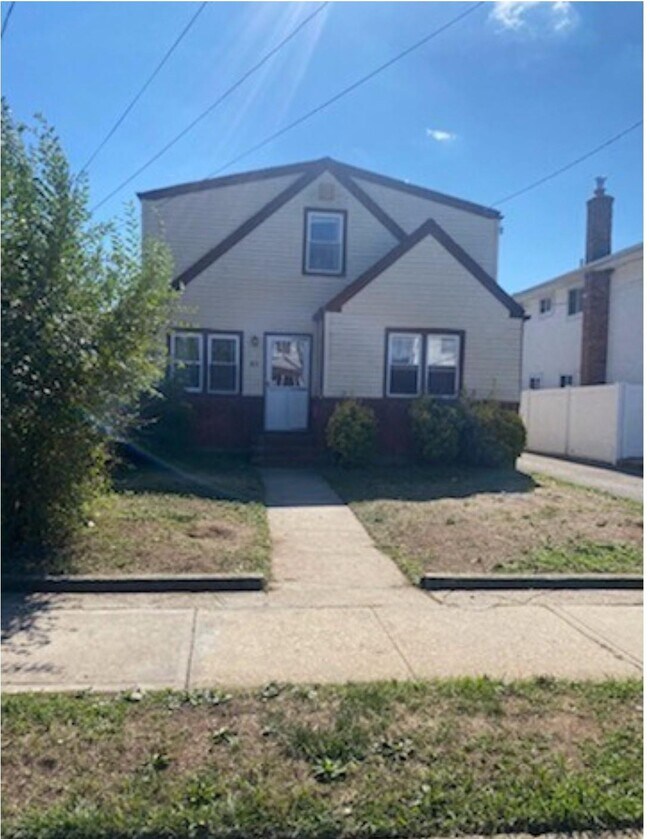 Primary Photo - 83 Adams St
