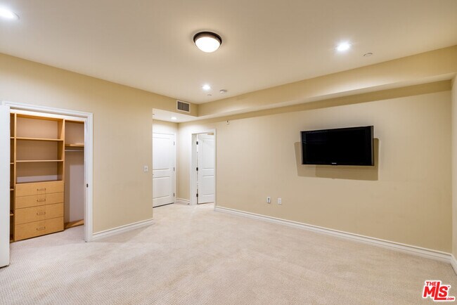 Building Photo - 2347 Fox Hills Dr