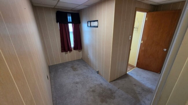 Building Photo - 2-3 bedroom, 1 bathroom