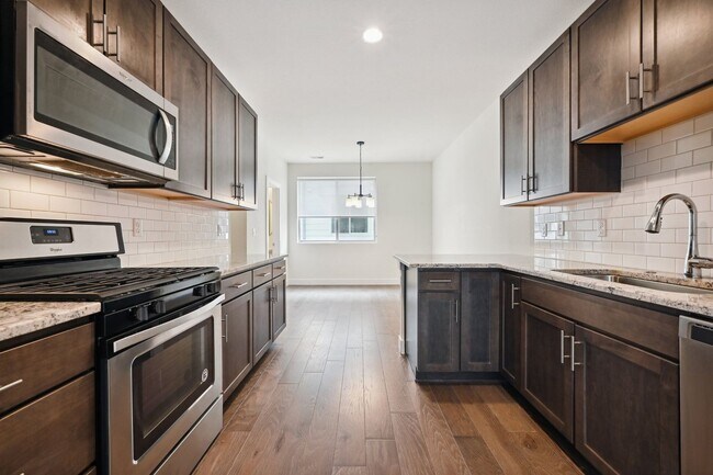 Building Photo - Great Townhome, Perfect Location! License #2023-BFN-0071747