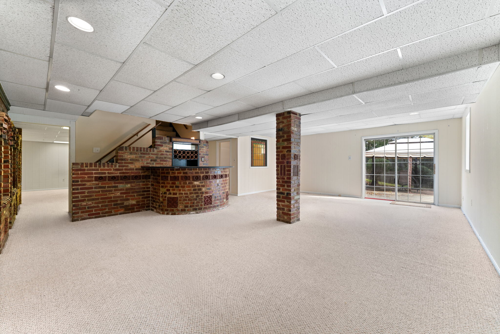 Full bar area in lvl walkout level exit to yard - 9 Snug Hill Ct