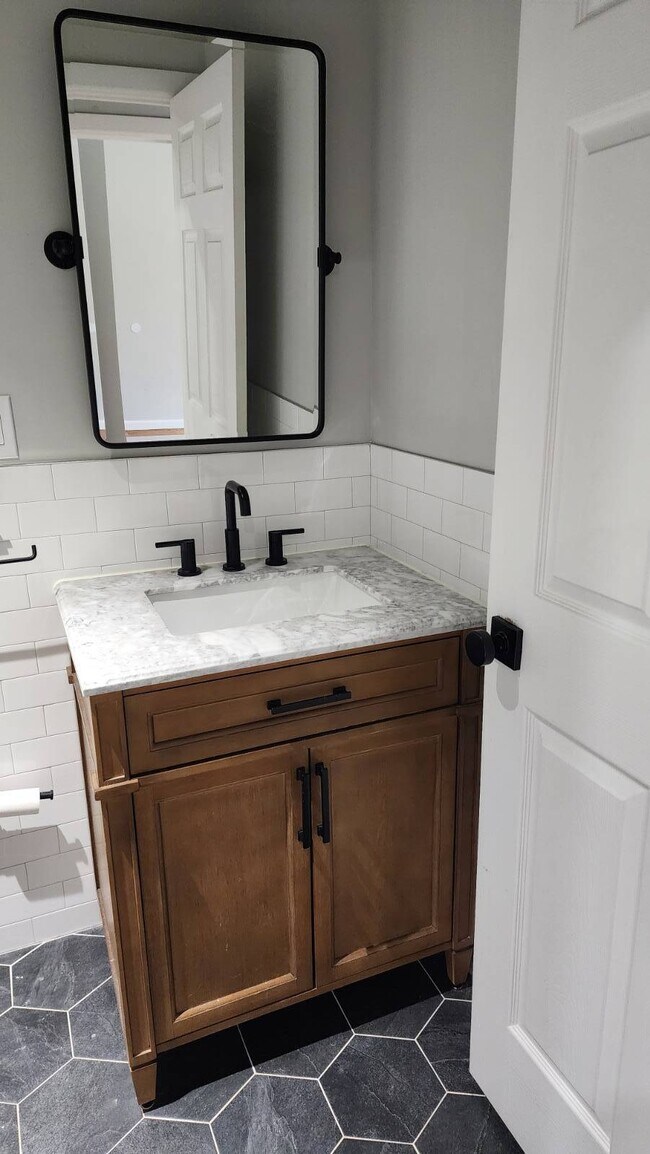 Building Photo - 1232 Putnam Ave