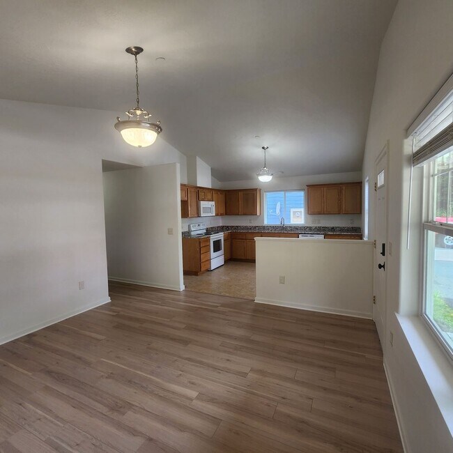 Building Photo - 3 Bedroom House Available in Quiet Astoria Neighborhood!