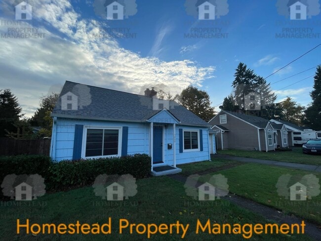 Building Photo - CHECK OUT THIS HUGE YARD!