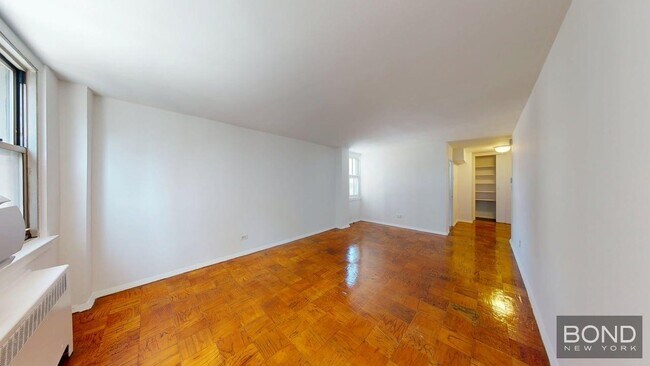 Primary Photo - 240 E 35th St