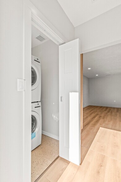 Full size laundry - 425 W Lincoln St