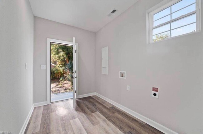 Building Photo - 833 A Ave