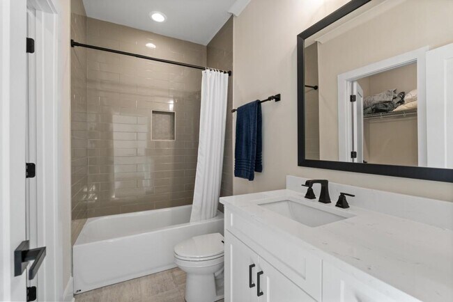Building Photo - 568 Versailles Dr