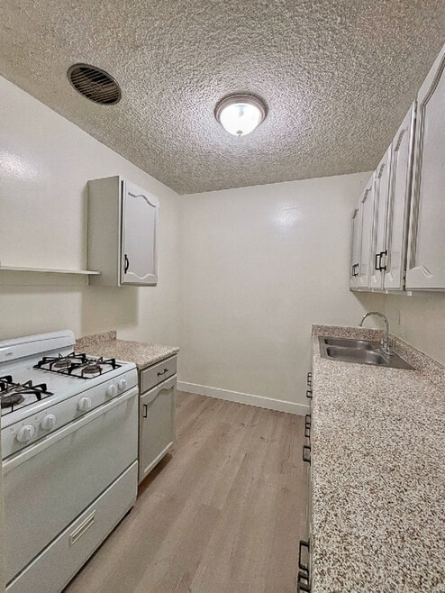 Building Photo - 219 S Lillie Ave