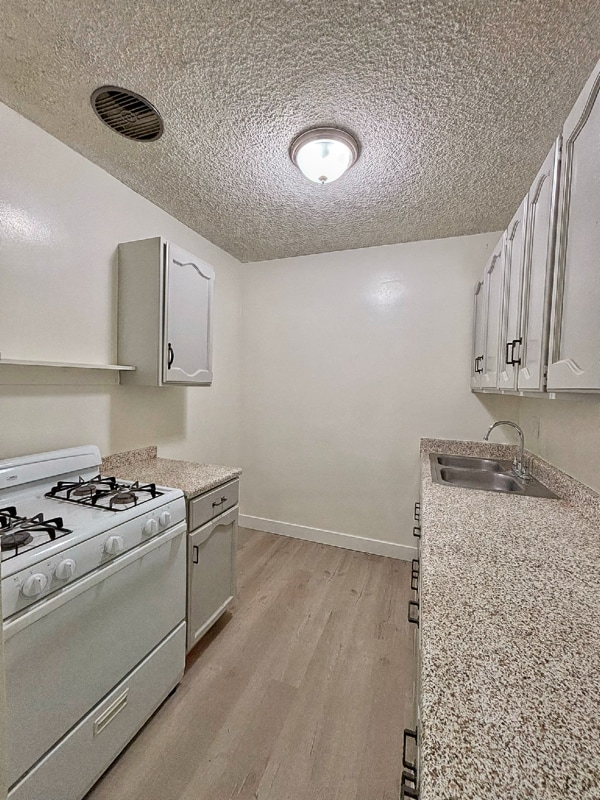 Building Photo - 219 S Lillie Ave