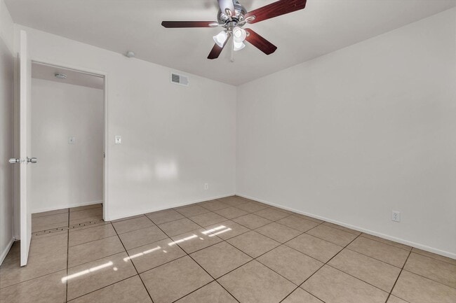 Building Photo - 5 Bed, 3 Bath, Pebble Tec Pool, Granite Counters Huge Kitchen Island