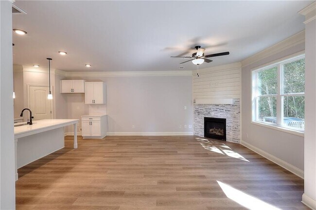 Building Photo - 179 Crest Dr