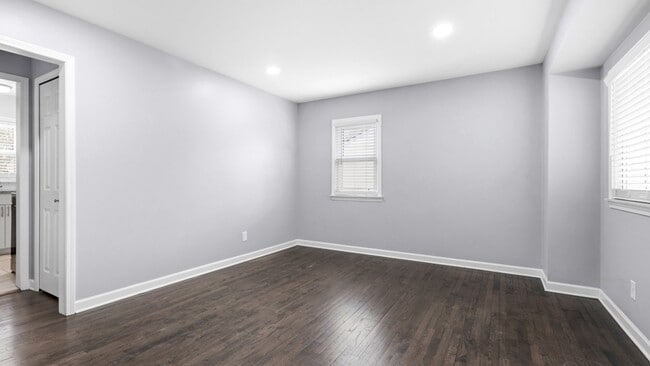 Building Photo - 1065 E Cross St